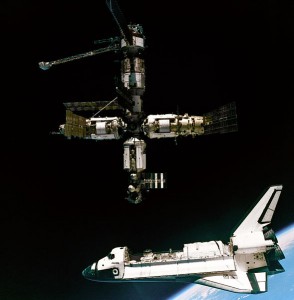 Atlantis-MIR-GPN-2000-001071 ISS g Das Shuttle-Mir-Programm als Vorläuferprojekt der ISS