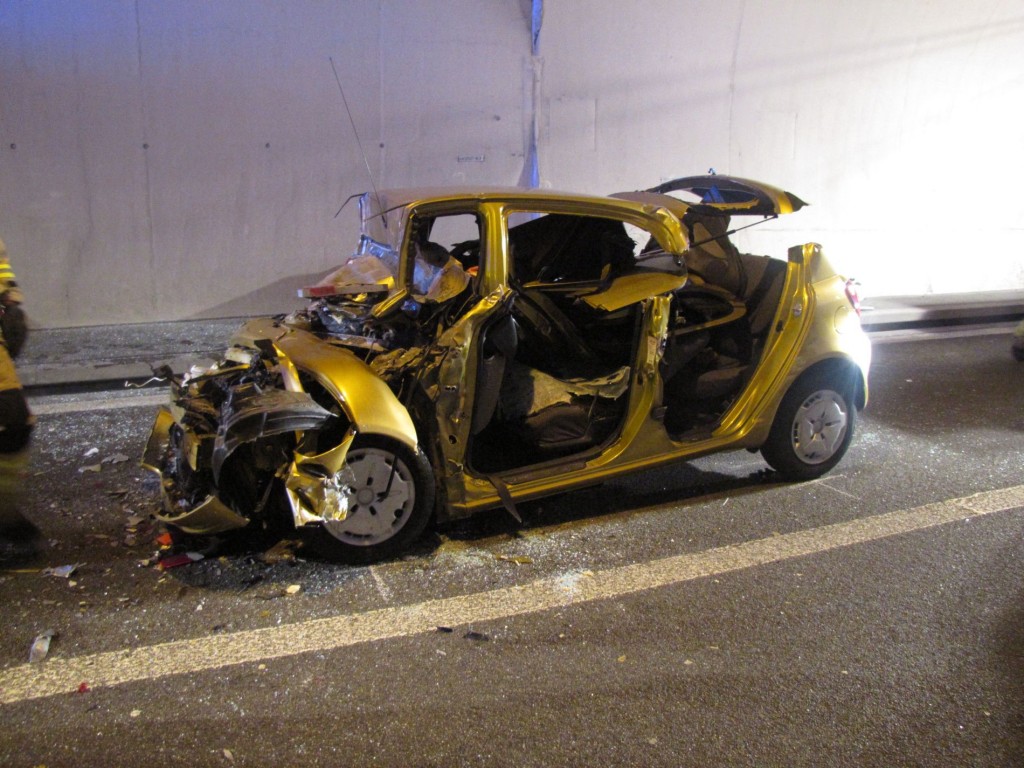 Zur Bergung der Autofahrerin sowie der drei mitfahrenden Kinder mußte die Feuerwehr-Straßenrettung beigezogen werden, berichtet die Kantonspolizei Aargau (Foto: Kapo AG) Zur Bergung der Autofahrerin sowie der drei mitfahrenden Kinder mußte die Feuerwehr-Straßenrettung beigezogen werden, berichtet die Kantonspolizei Aargau (Foto: Kapo AG)