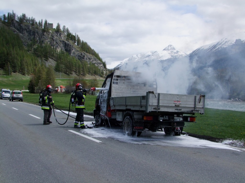 Lieferwagenbrand auf der Engadinerstraße am Montag (Polizeifoto: Kapo Graubünden)