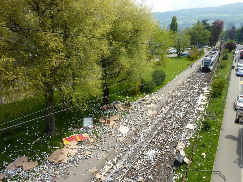 Polizeifoto, Polizeiberichte Zugunfall zwischen Thurbo und Lkw: Kapo St. Gallen / Polizei24.ch