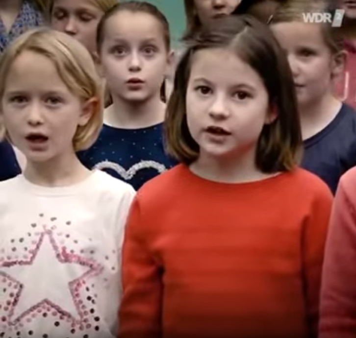 Mädchen im roten Pulli wenige Sekunden vor dem Droh-Spruch á la Greta Thunberg: 'Wir lassen euch nicht davonkommen'