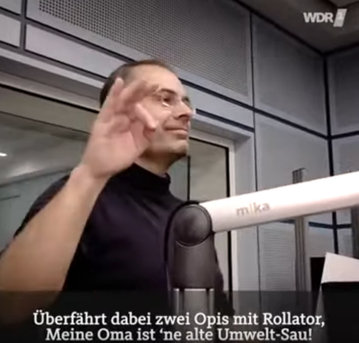 Umweltsau und andere Beschimpfungen von betagten Leuten wie Oma findet der Chorleiter hier noch unheimlich witzig als Klima-Indoktrination der Kinder