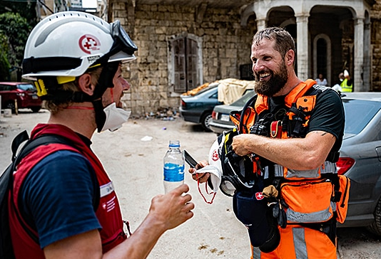 Die Schweizer Experten Alec Rouiller und Michael Büeler standen im Dauereinsatz (Bild: EDA)