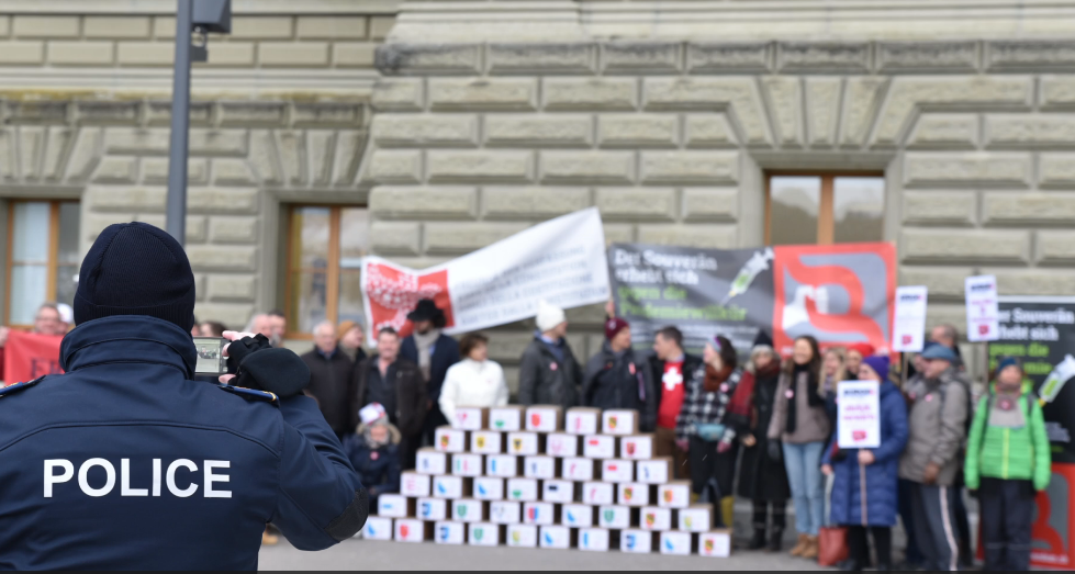 Pikant: Es werden Unterschriften gegen die Beschneidung der Grundrechte und gegen den Ausbau des Kontroll- und Überwachungsstaats eingereicht: Und ein Polizist filmt alle.