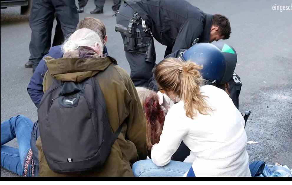 Verstörende Video-Aufnahmen: Brutal prügelnde Polizei in Berlin
