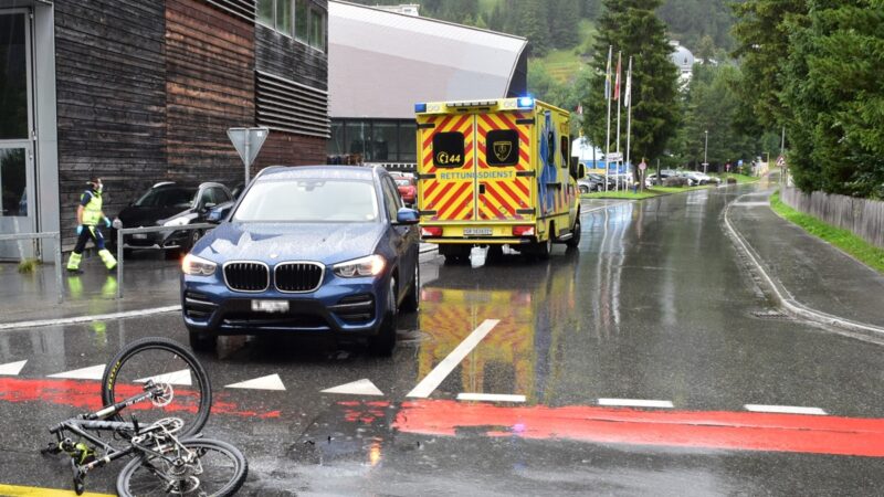 Davos-Platz: Auto kollidiert mit Velo