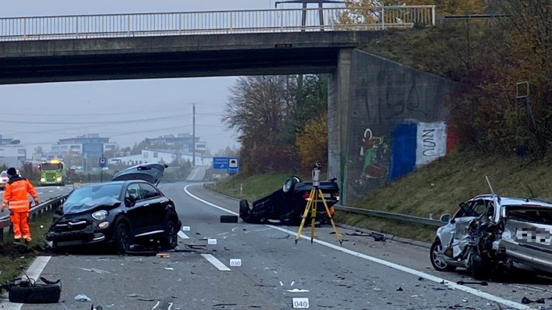 A15 / Uster: 20jähriger baut Selbstunfall +++ Lenker (18) schleudert Unfallhelferin meterweit auf Gegenfahrbahn