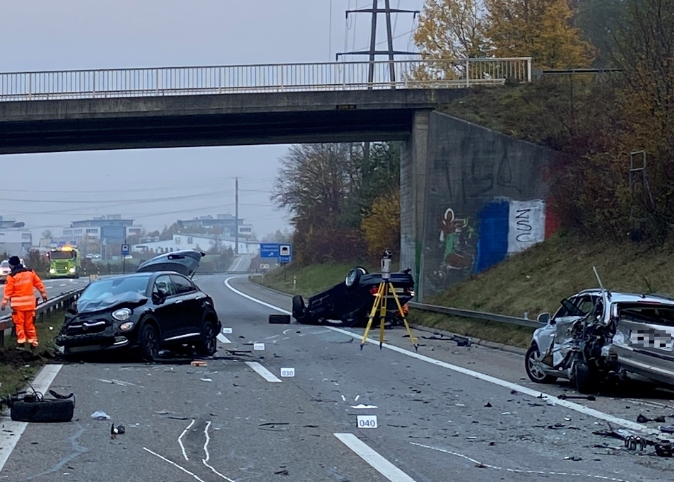A15 / Uster: 20jähriger baut Selbstunfall +++ Lenker (18) schleudert Unfallhelferin meterweit auf Gegenfahrbahn