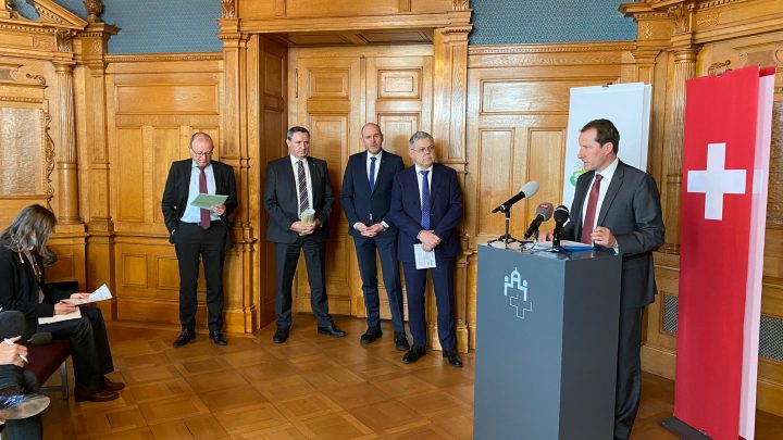 SVP fordert Waffenstillstand in der Ukraine und Aufrüstung der Schweiz als „dringliche Maßnahme“