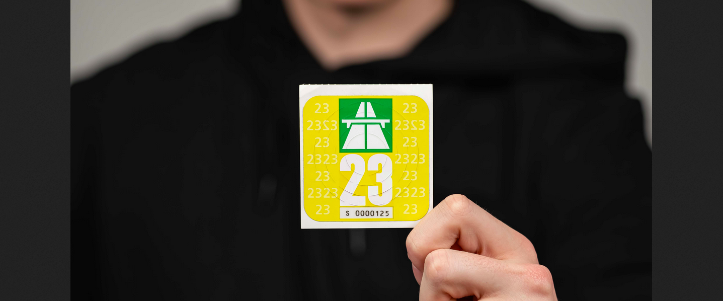 Die Autobahnvignette 2023 ist gelb