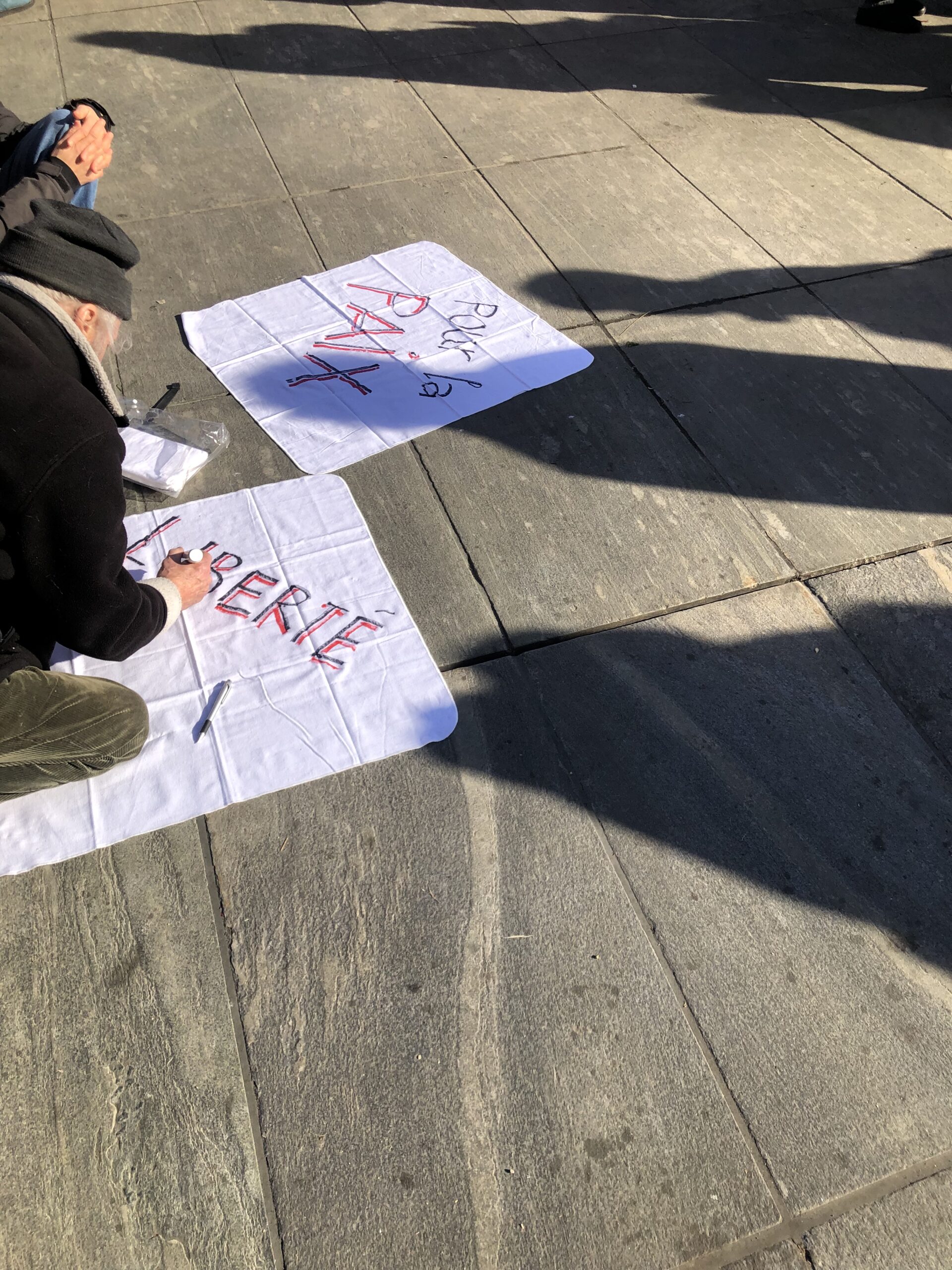 Die Menschen beginnen, sich zu versammeln