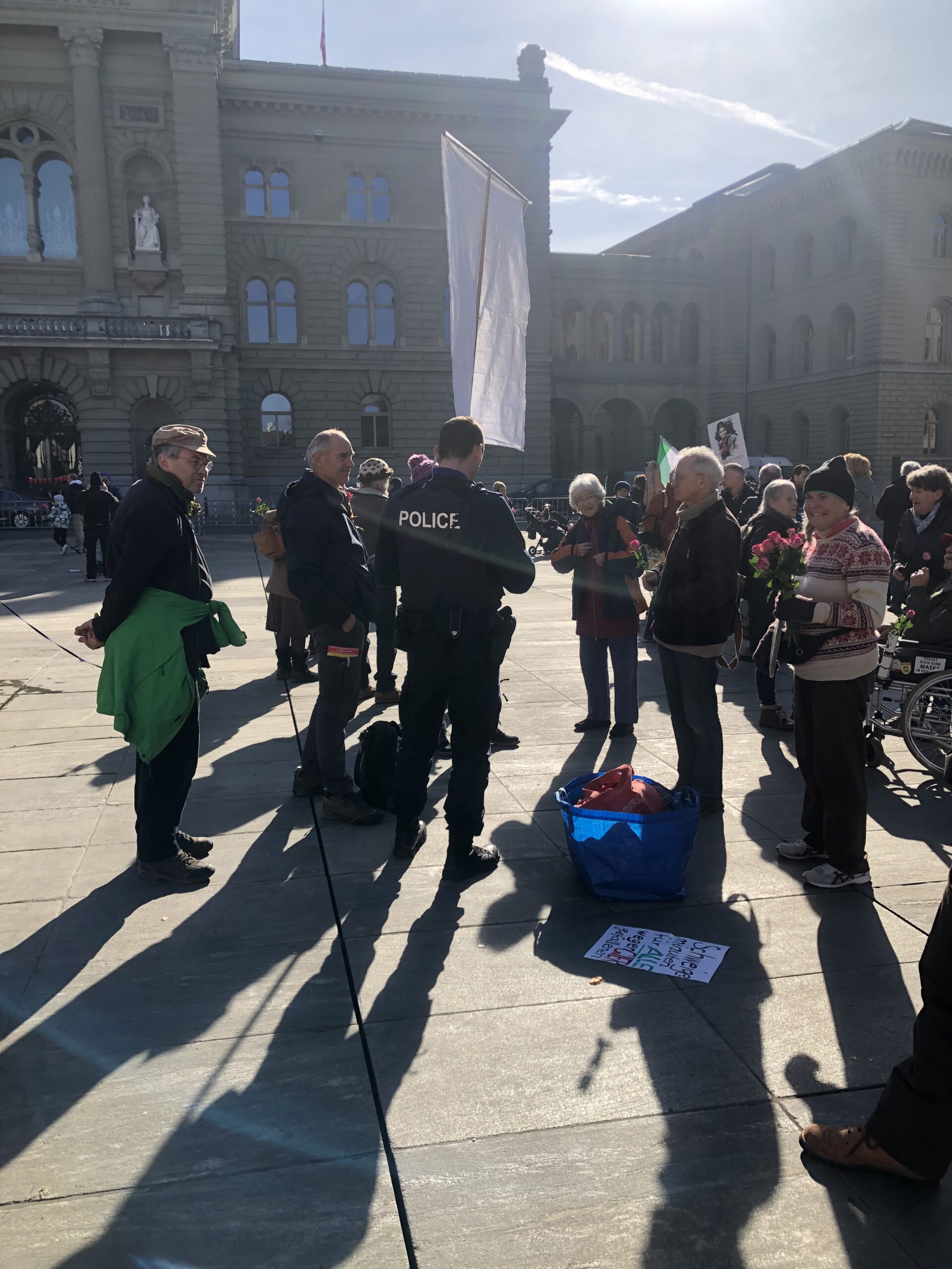 Zu Beginn als die Leute sich sammelten führte die Polizei Personenkontrollen durch.