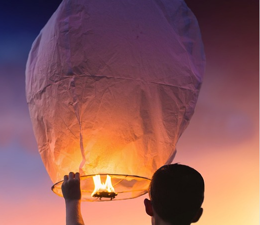 12-Dollar-Hobbyballon von Bastlern mit 400.000-US-Dollar-Rakete abgeschossen