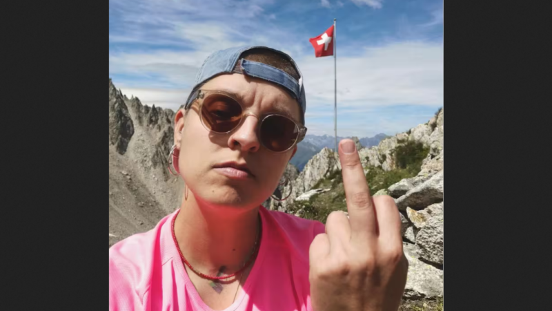 Mathilde Mottet (JUSO) zeigt am 1. August Stinkefinger auf Schweizerflagge „Bei all diesen Schweizer Fahnen muß ich kotzen“