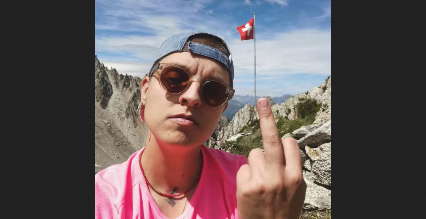 Mathilde Mottet (JUSO) zeigt am 1. August Stinkefinger auf Schweizerflagge „Bei all diesen Schweizer Fahnen muß ich kotzen“