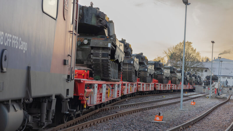 Schweiz mischt im Ukraine-Krieg mit: Erste Leopard-Kampfpanzer an den Hersteller übergeben
