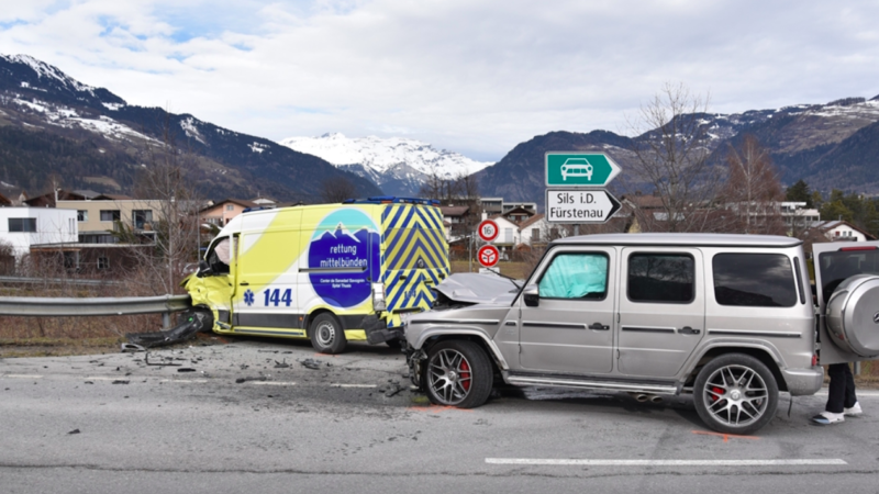 Auf Navi verlassen und heftige Kollision verursacht: Unfall mit Rettungswagen in Thusis