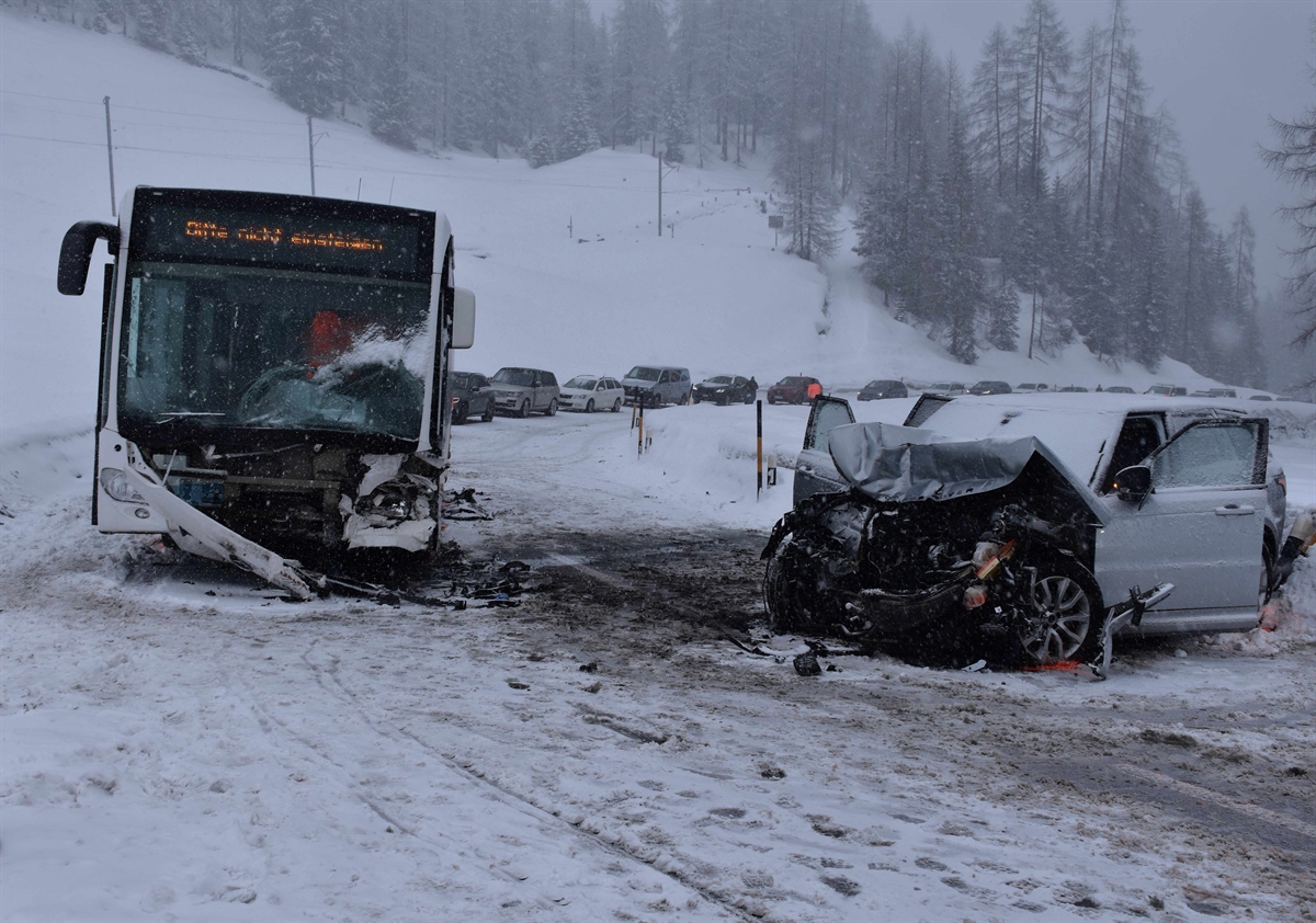 6 Verletzte, davon 3 Schwerverletzte: Davos-Wolfgang: Frontalkollision mit Linienbus
