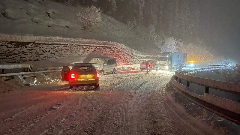 Mittelbünden/Engadin: Überforderte Verkehrsteilnehmer – Einsatzkräfte im Dauereinsatz