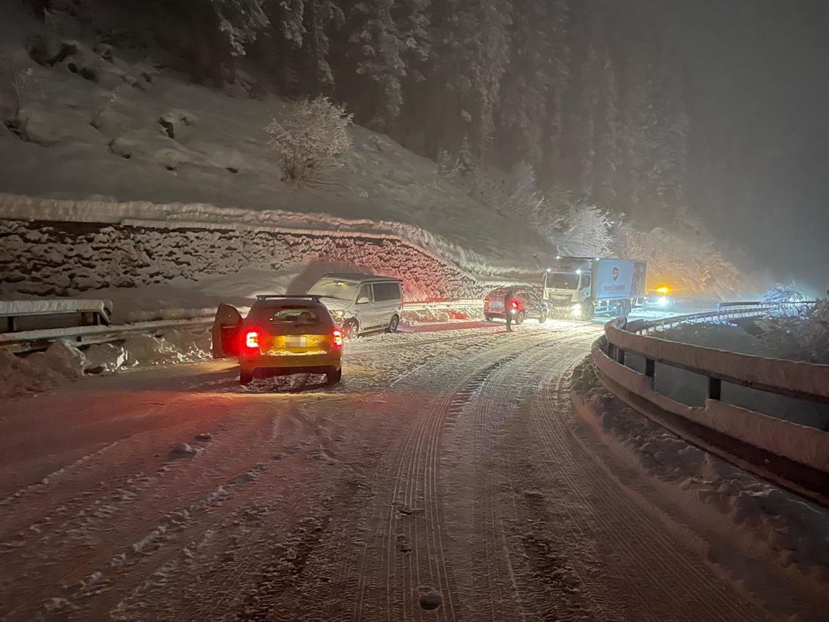 Mittelbünden/Engadin: Überforderte Verkehrsteilnehmer – Einsatzkräfte im Dauereinsatz