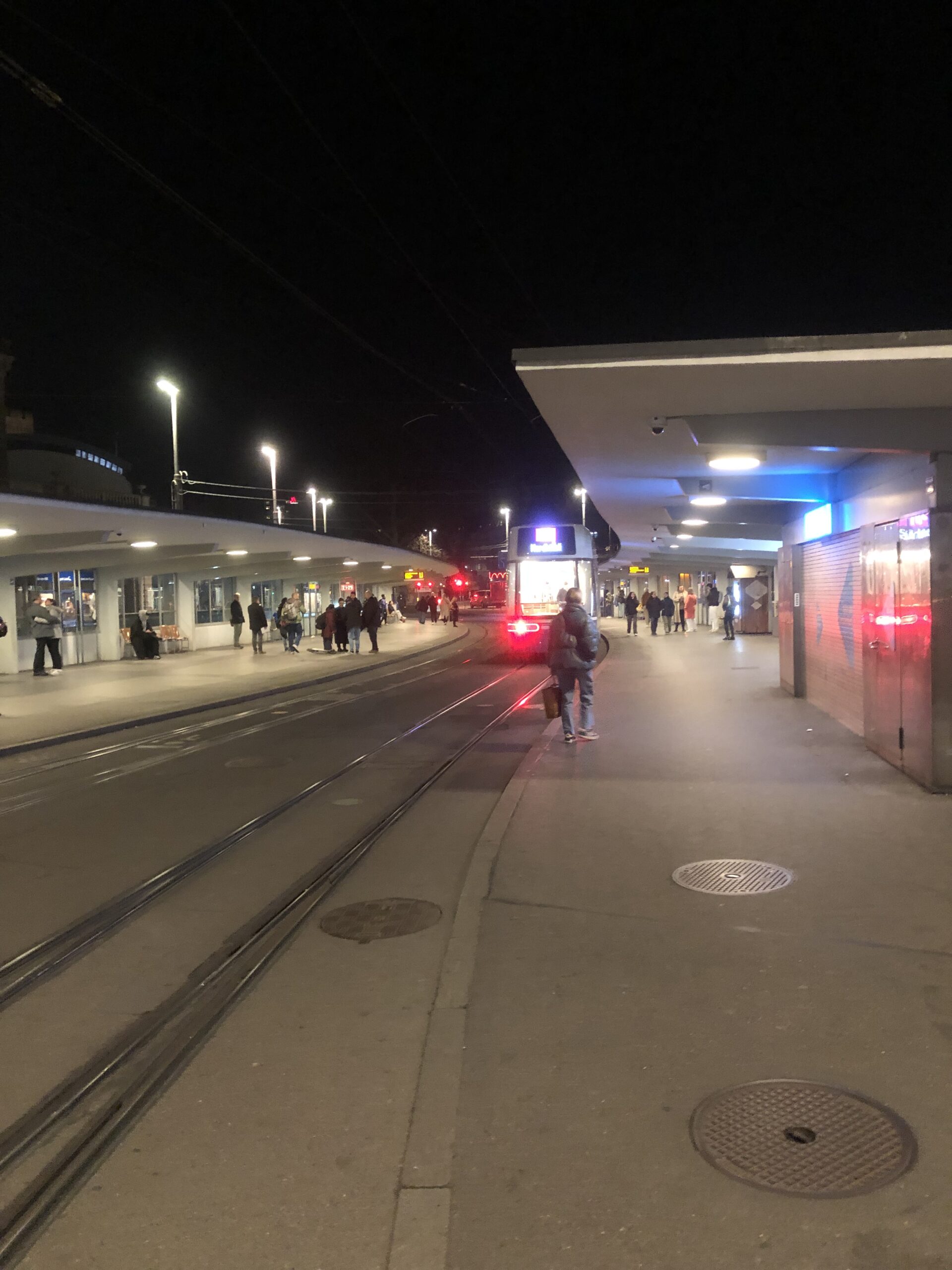 Zürich-Örlikon: Fußgängerin nach Unfall mit Tram verstorben – Zeugenaufruf