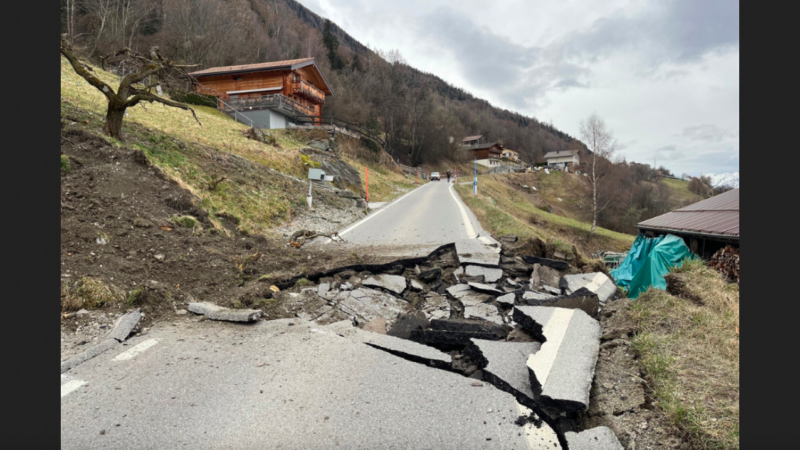 Evakuierungen nach Felssturz auf Straße nach Les Condémines: Kantonsstraße aufgerissen und gegen Bauernhaus geprallt