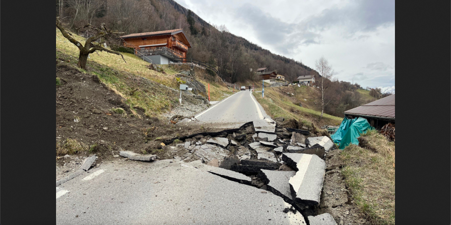 Evakuierungen nach Felssturz auf Straße nach Les Condémines: Kantonsstraße aufgerissen und gegen Bauernhaus geprallt