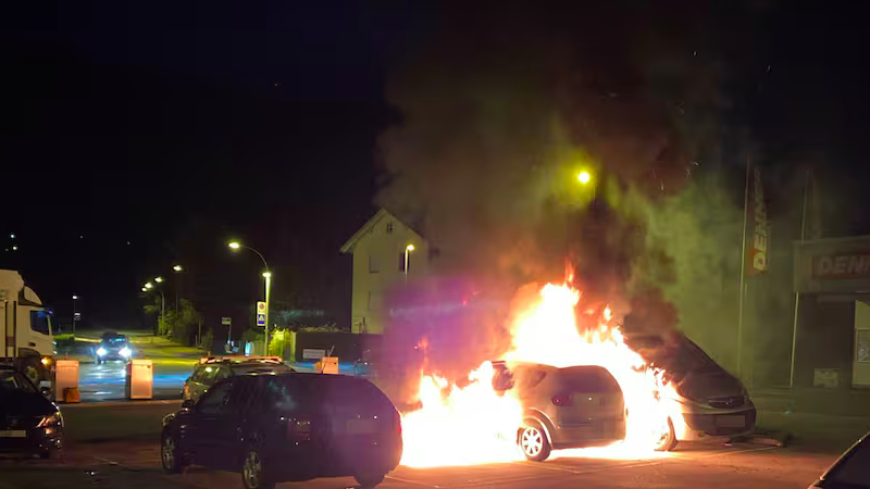 Grenchen: Zwei Autos werden bei Brand komplett zerstört – Brandstiftung steht im Vordergrund – Zeugenaufruf