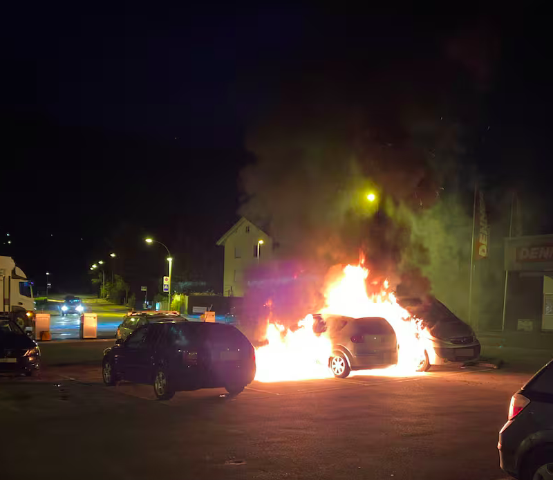 Grenchen: Zwei Autos werden bei Brand komplett zerstört – Brandstiftung steht im Vordergrund – Zeugenaufruf