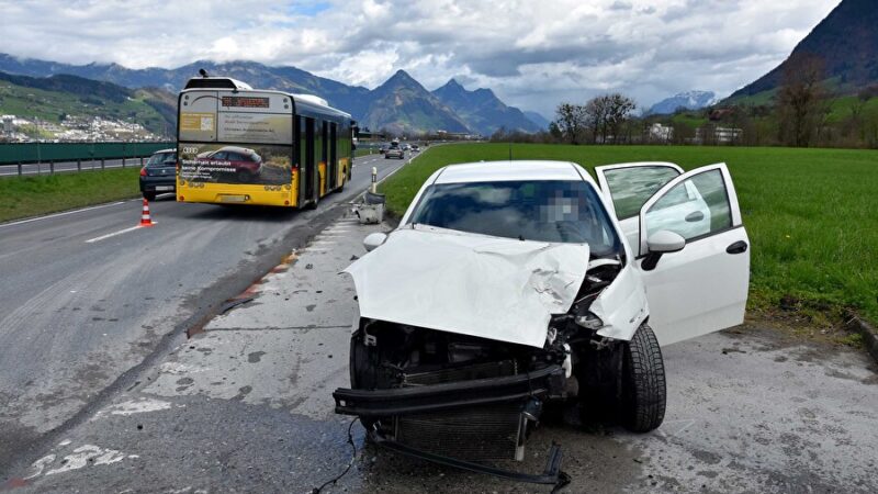 Kollision zwischen Personenwagen und Postauto in Buochs: 5 Verlezte und erheblicher Sachschaden