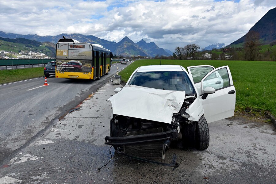 Kollision zwischen Personenwagen und Postauto in Buochs: 5 Verlezte und erheblicher Sachschaden