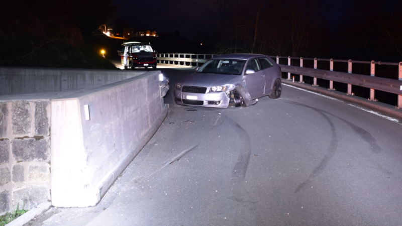 Junglenker-Unfall zwischen Surrein und Rabius im Sumvitg: Auto erleidet bei Igniu Totalschaden