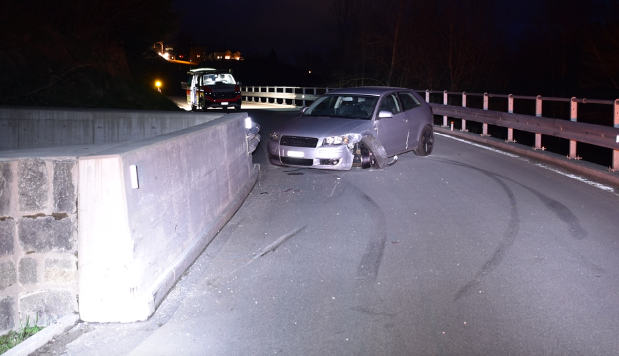Junglenker-Unfall zwischen Surrein und Rabius im Sumvitg: Auto erleidet bei Igniu Totalschaden