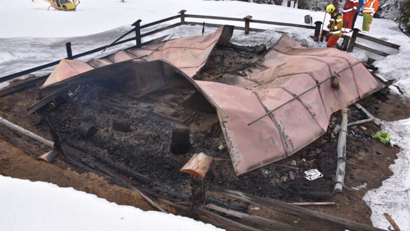 Schuls (Scuol): Berghütte durch Brand total zerstört – Feuerwehr Pisoc konnte wegen Schnee nicht zum Brandort