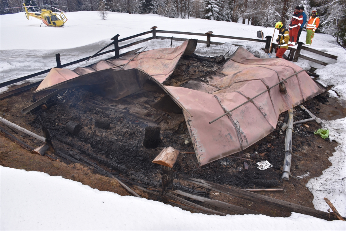 Schuls (Scuol): Berghütte durch Brand total zerstört – Feuerwehr Pisoc konnte wegen Schnee nicht zum Brandort