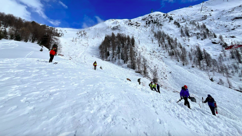 Großlawine am Riffelberg / Zermatt: 2 Tote noch unidentifiziert, 1 Toter 15jähriger, 4. Person (20) schwer verletzt