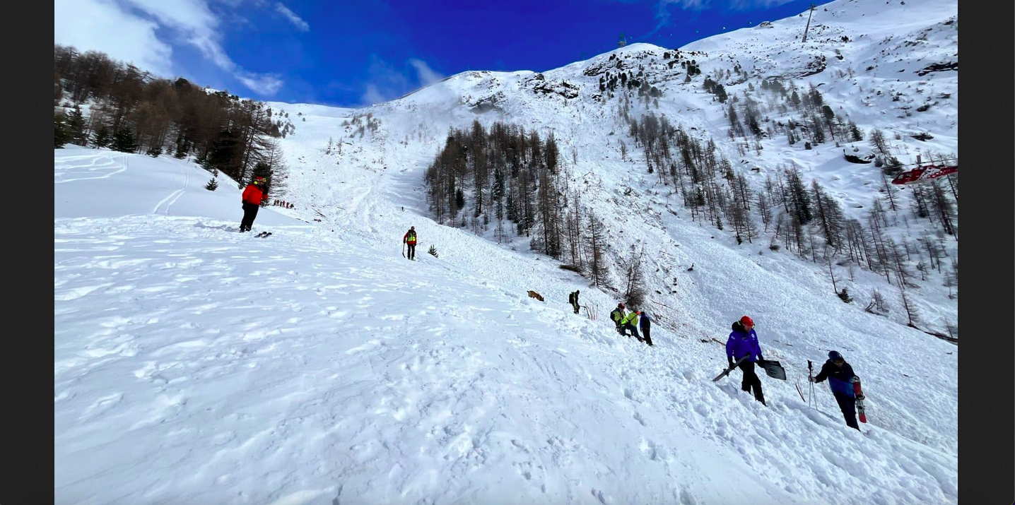 Großlawine am Riffelberg / Zermatt: 2 Tote noch unidentifiziert, 1 Toter 15jähriger, 4. Person (20) schwer verletzt