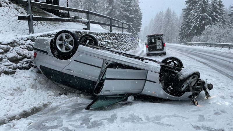 Totalschaden im Bergell (Bregaglia): Selbstunfall auf schneebedeckter Fahrbahn mit Sommerpnö