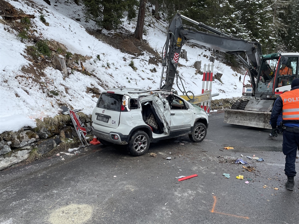 Bei Unfall in Ardez Abhang hinunter: Auto von Ehepaar überschlägt sich mehrfach