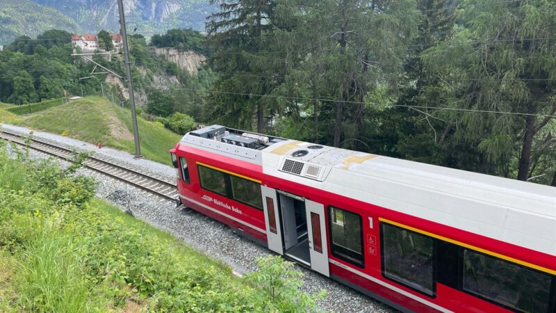 Zug der Rhätischen Bahn mußte wegen Brand bei Rhäzüns evakuiert werden