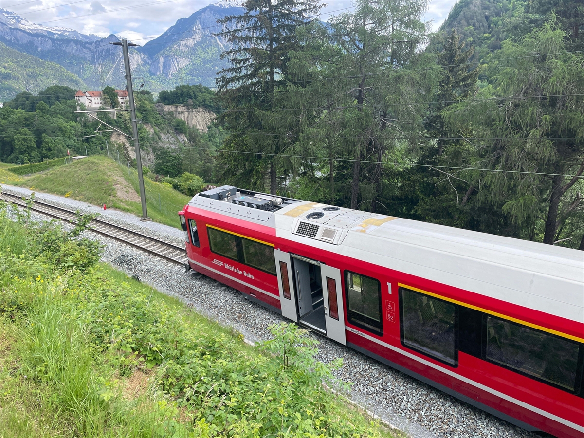 Zug der Rhätischen Bahn mußte wegen Brand bei Rhäzüns evakuiert werden