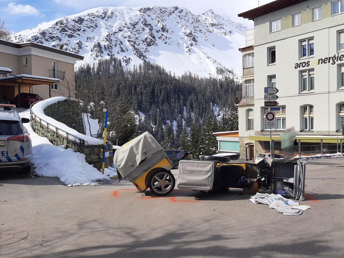 Pöstlerin in Arosa umgefahren: Autolenker (69) fährt unbeirrt weiter