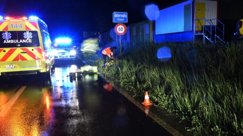 Oberschenkelbruch und weitere Verletzungen: Frau (59) fährt Fußgänger (23) an und flüchtet