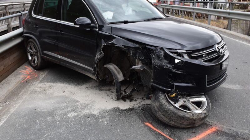 Selbstunfall in Samnaun: Automobilistin kollidiert mit Brückengeländer