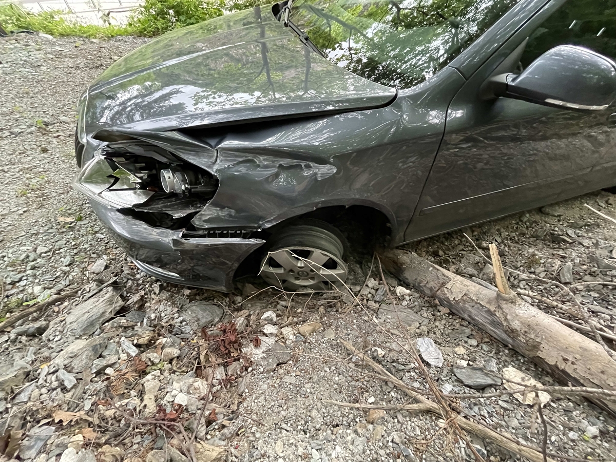 Unfall bei Viamala-Schlucht, Fahrer flüchtet mit starkbeschädigtem Auto nach Thusis – Blutprobe angeordnet