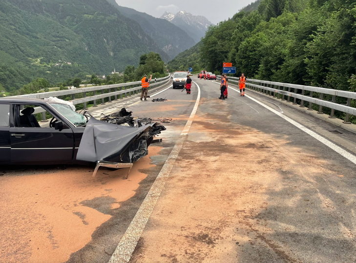 Misox: Heftige Frontalkollision auf der A13 – 2 Rega-Helikopter im Einsatz – Zeugenaufruf