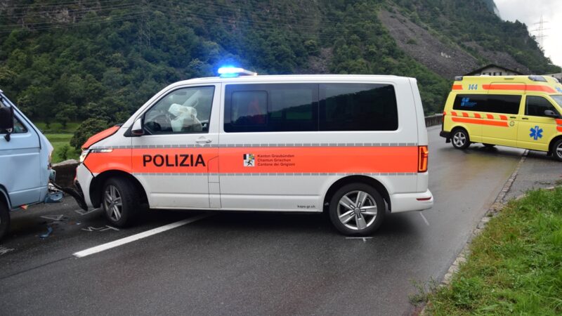 Puschlav: Mann (25) will Straßenblockade durchbrechen – Polizist in Brüsc (Brusio)verletzt und Polizeifahrzeug beschädigt