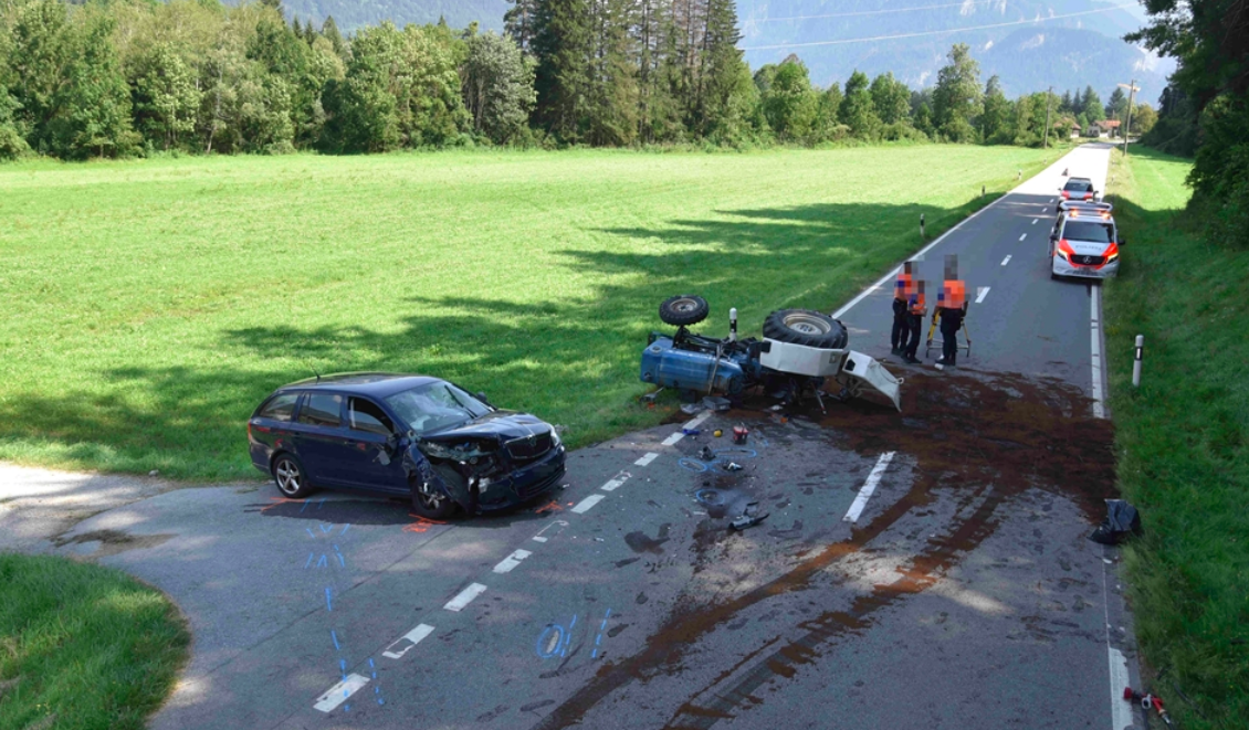 Unfall in Cazis: Traktor und Auto stoßen zusammen