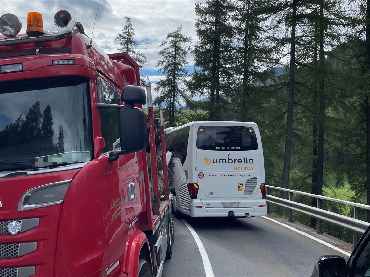 50.000 Franken Sachschaden am Bus, 500 am Lkw