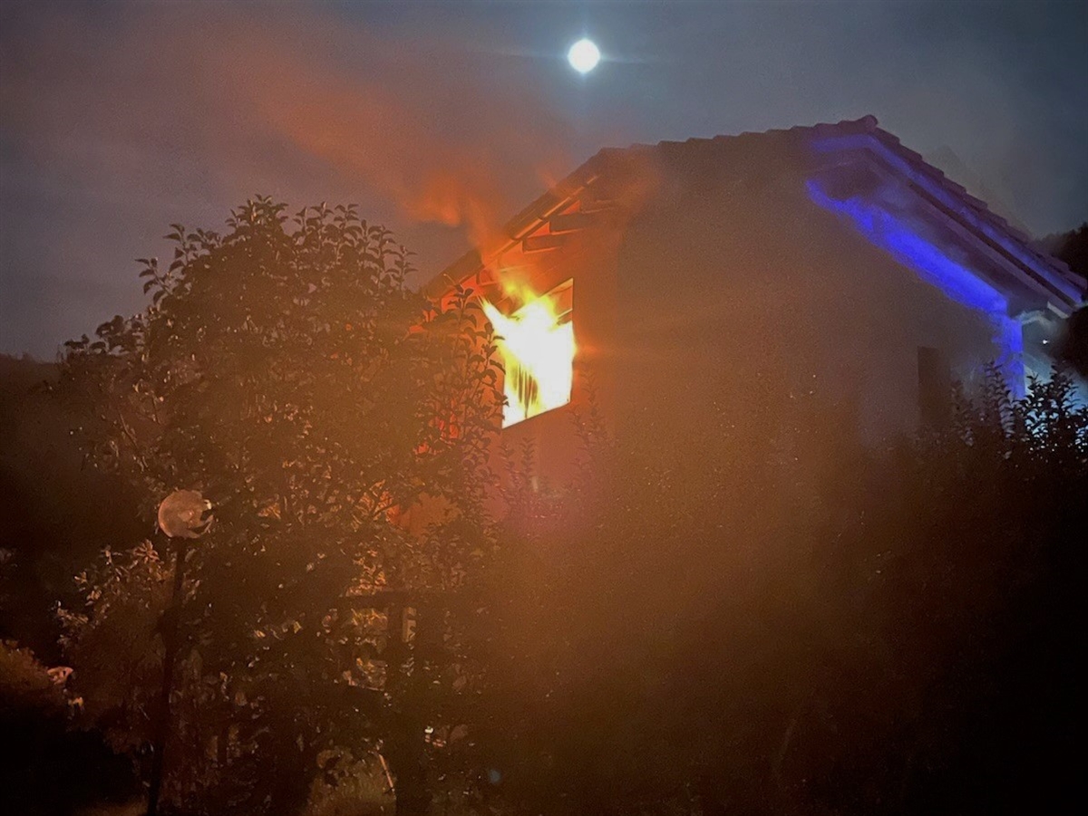 Tragischer Hausbrand in Malix: Mann nach Brand verstorben, Hund überlebte